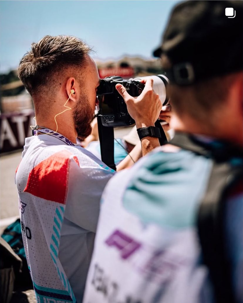 Dan, de dos, l’œil dans le viseur à Monaco, photographié par le compte officiel F1