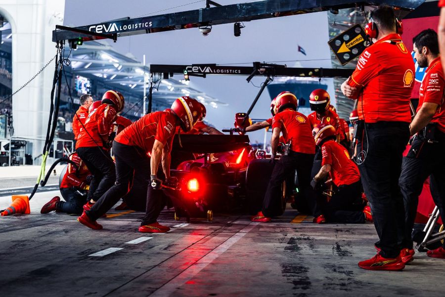 Grand Prix d'Abu Dhabi 2024, Yas Marina : Vendredi · Arrêt au stand Ferrari, à la tombée du jour