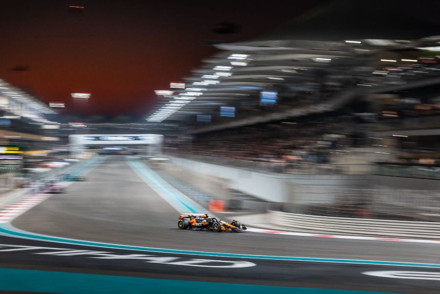 Grand Prix d'Abu Dhabi 2024, Yas Marina : Dimanche · Course · McLaren devant les stands