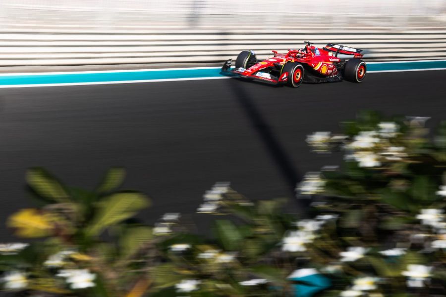 Grand Prix d'Abu Dhabi 2024, Yas Marina : Mardi · Essais de fin de saison · Ferrari derrière les fleurs