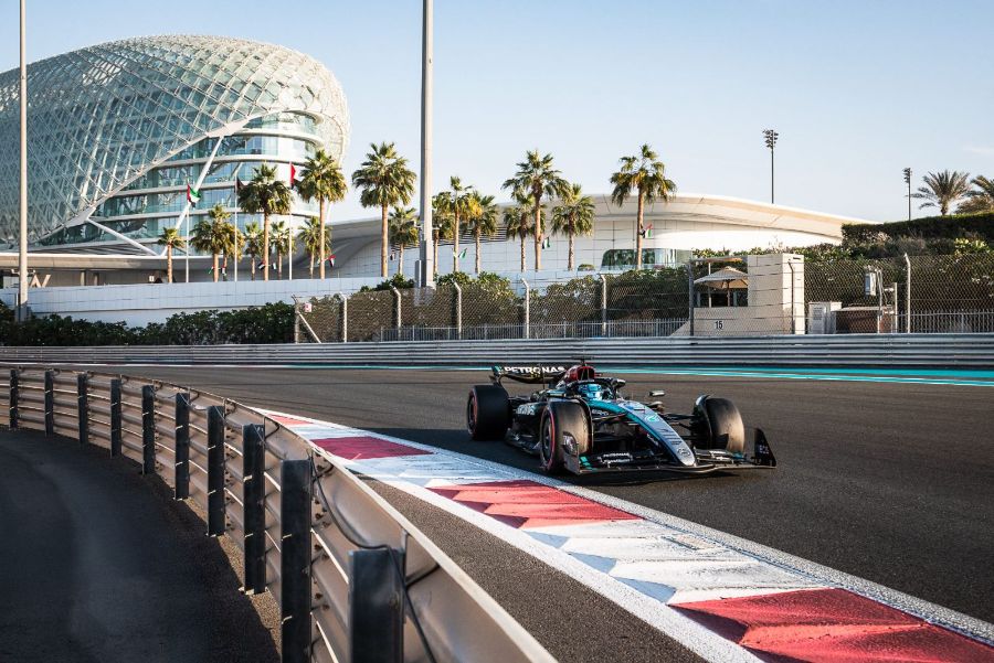 Grand Prix d'Abu Dhabi 2024, Yas Marina : Mardi · Essais · Mercedes devant l’hôtel Yas Marina
