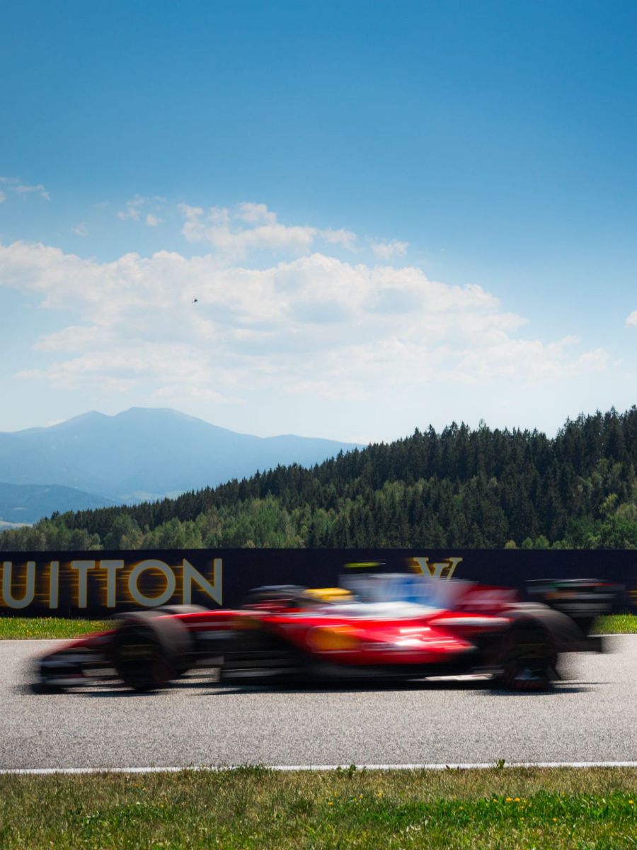 Grand Prix d'Autriche 2026, Red Bull Ring : Vendredi · EL1 · Filé devant le mur Louis Vuitton, les Alpes en fond