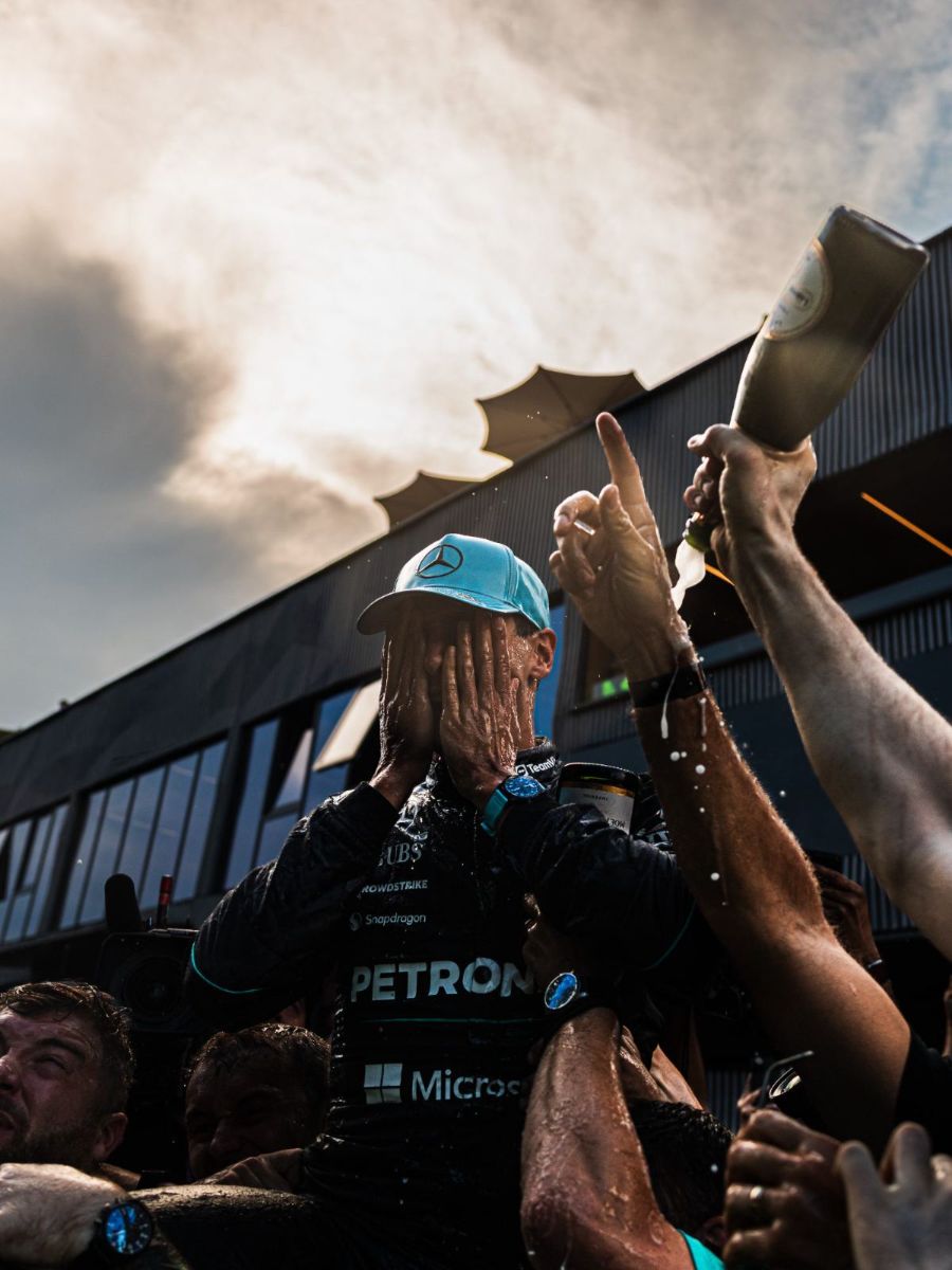 Grand Prix d'Autriche 2026, Red Bull Ring : Dimanche · Podium · Russell porté par l’équipe, champagne à contre-jour