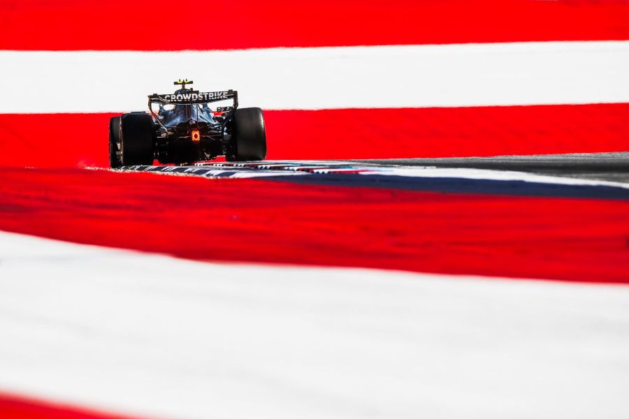 Grand Prix d'Autriche 2026, Red Bull Ring : Vendredi · EL2 · Mercedes de dos, entre les bandes rouges et blanches
