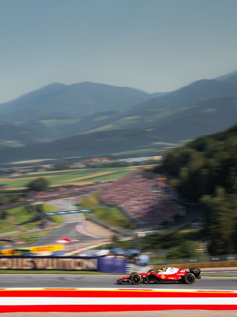 Grand Prix d'Autriche 2026, Red Bull Ring : Vendredi · EL1 · Hamilton en haut du circuit, la vallée et les tribunes en contrebas