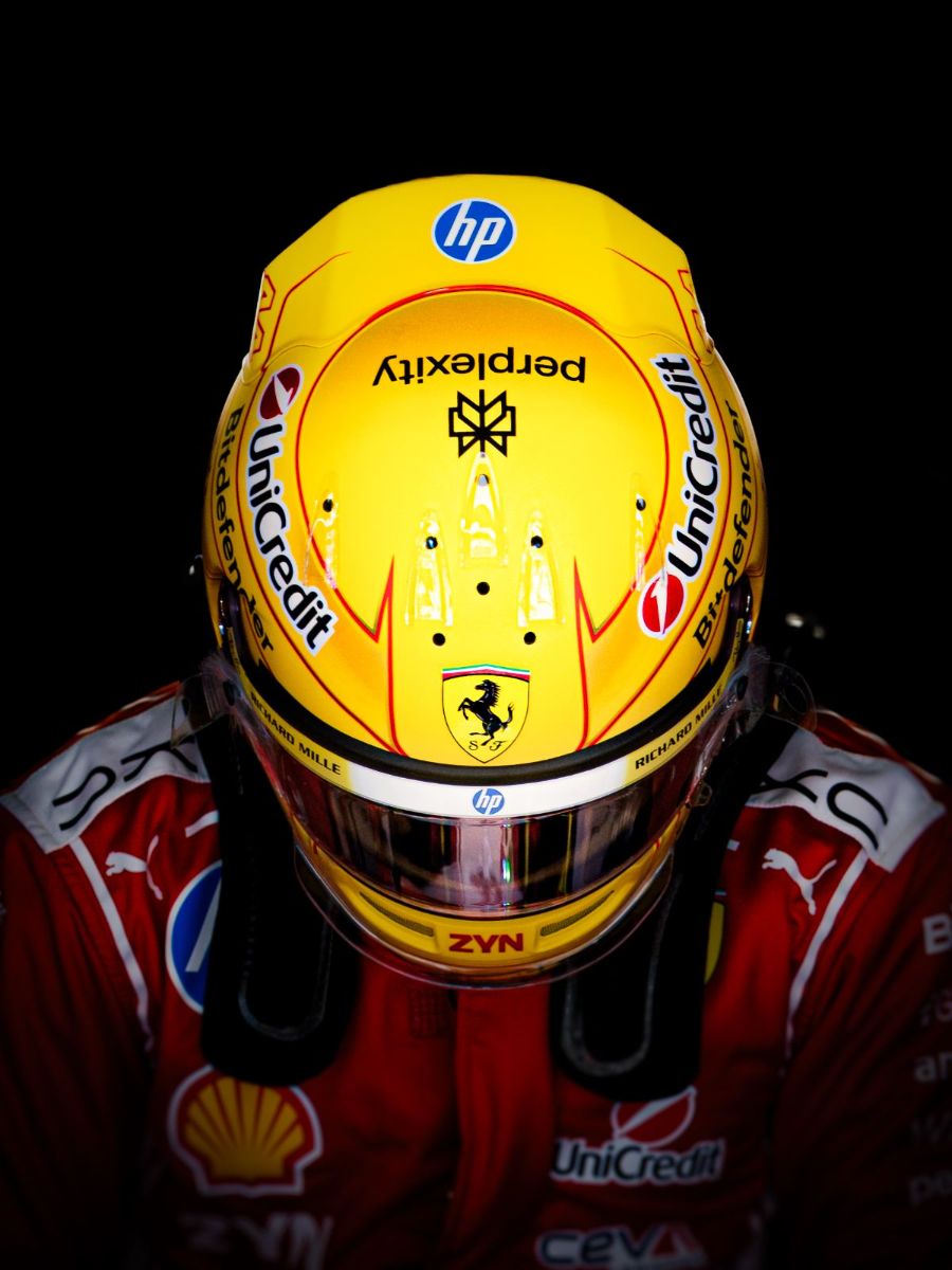 Grand Prix d'Autriche 2026, Red Bull Ring : Samedi · Qualifications · Hamilton, casque jaune, dans le noir du garage