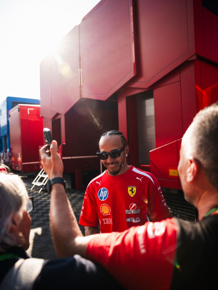 Grand Prix d'Autriche 2026, Red Bull Ring : Dimanche · Paddock · Hamilton entre les téléphones des fans