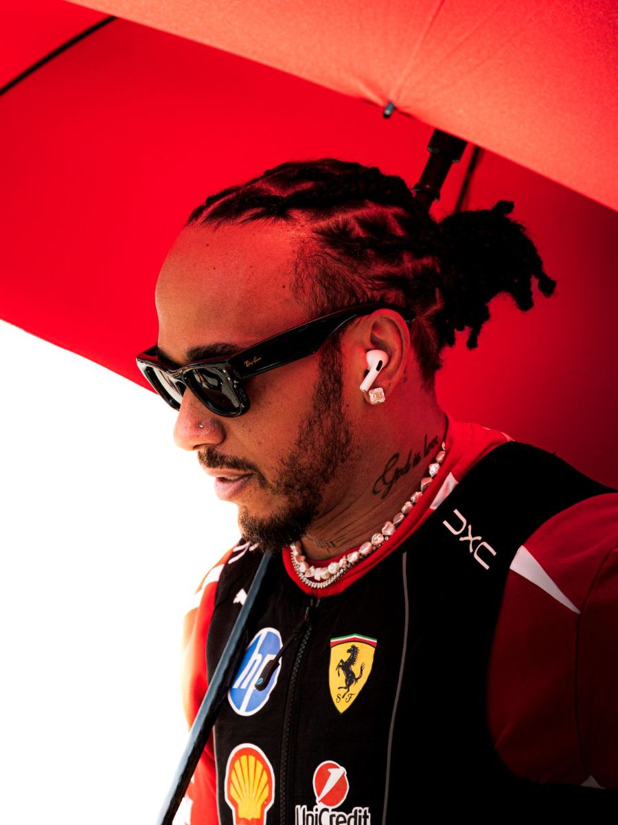 Grand Prix d'Autriche 2026, Red Bull Ring : Dimanche · Grille · Hamilton sous le parapluie rouge