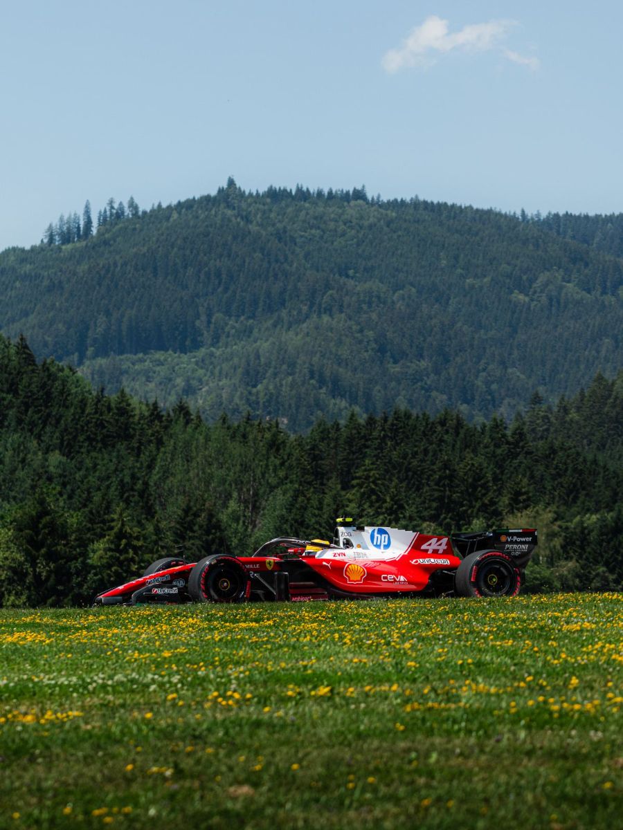 Grand Prix d'Autriche 2026, Red Bull Ring : Samedi · EL3 · Hamilton au ras de la prairie fleurie, la forêt derrière