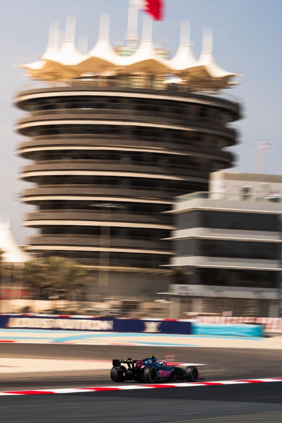 Essais de pré-saison 2026, Bahreïn : Jour 1 · La tour de Sakhir, une voiture sous les tribunes