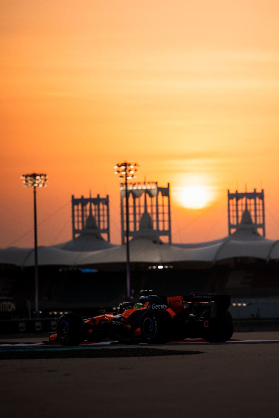 Essais de pré-saison 2026, Bahreïn : Jour 3 · Coucher de soleil sur le désert, la piste en contre-jour