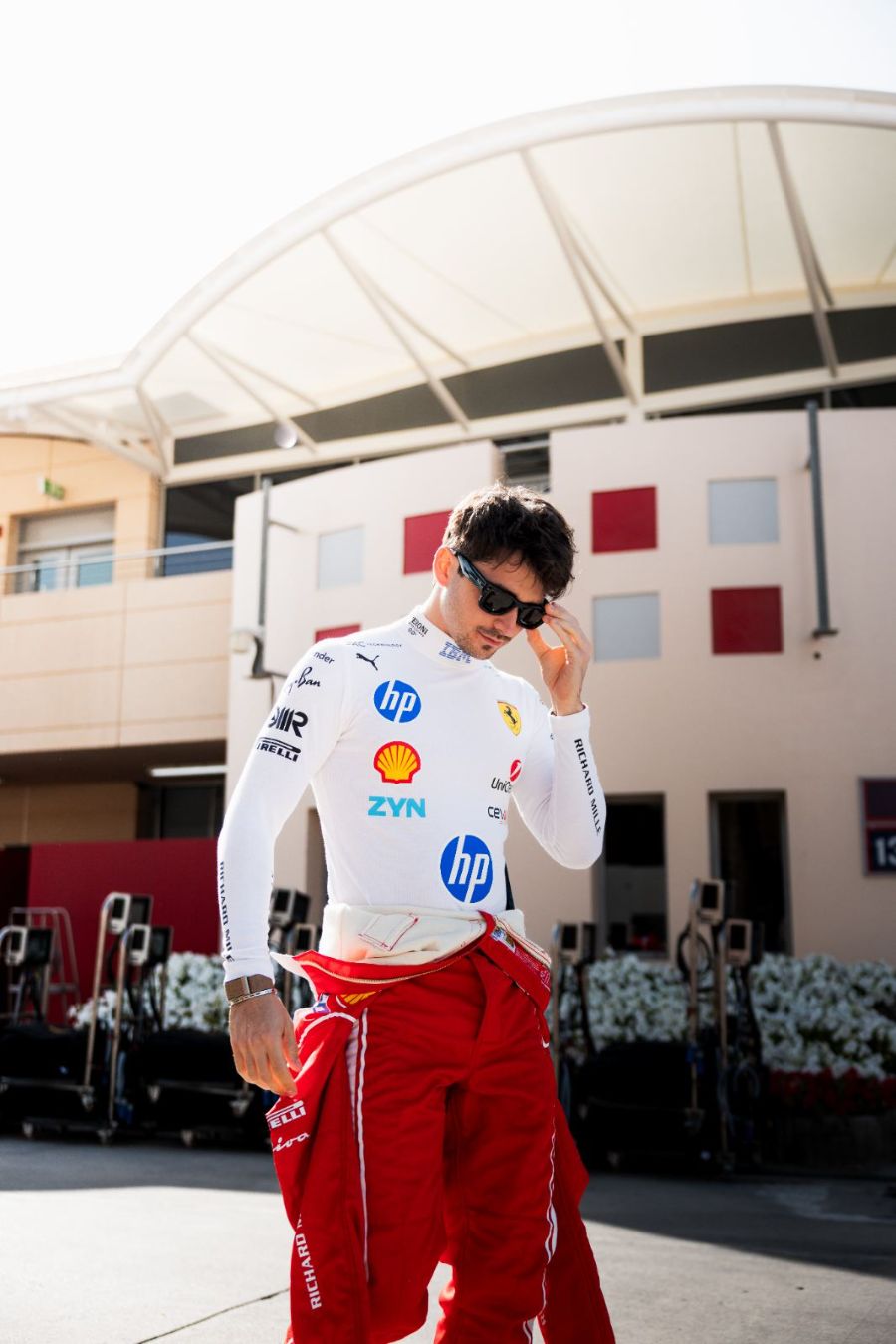 Essais de pré-saison 2026, Bahreïn : Jour 2 · Leclerc, paddock, lunettes et combinaison nouée