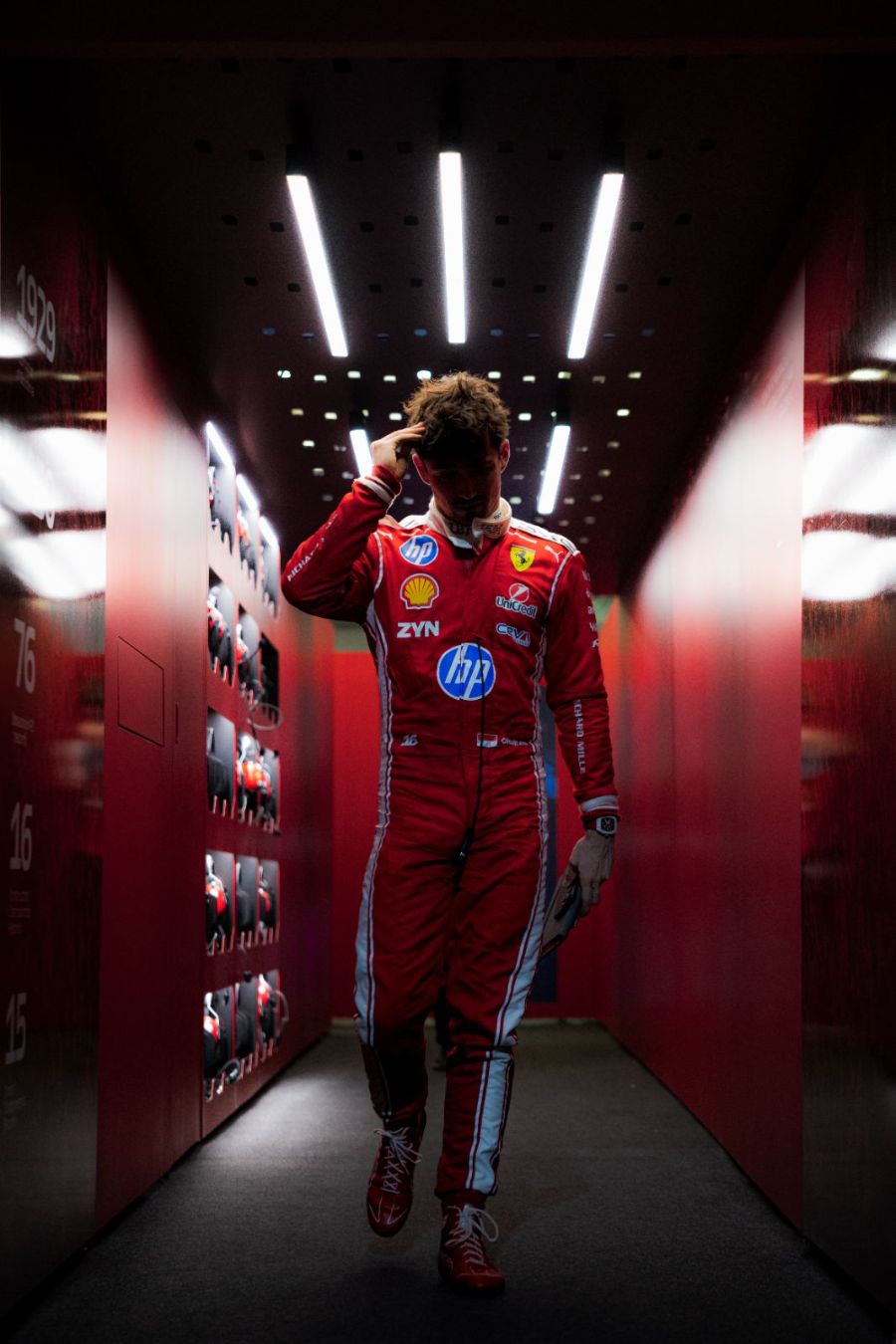 Essais de pré-saison 2026, Bahreïn : Jour 2 · Leclerc dans le couloir rouge du garage Ferrari
