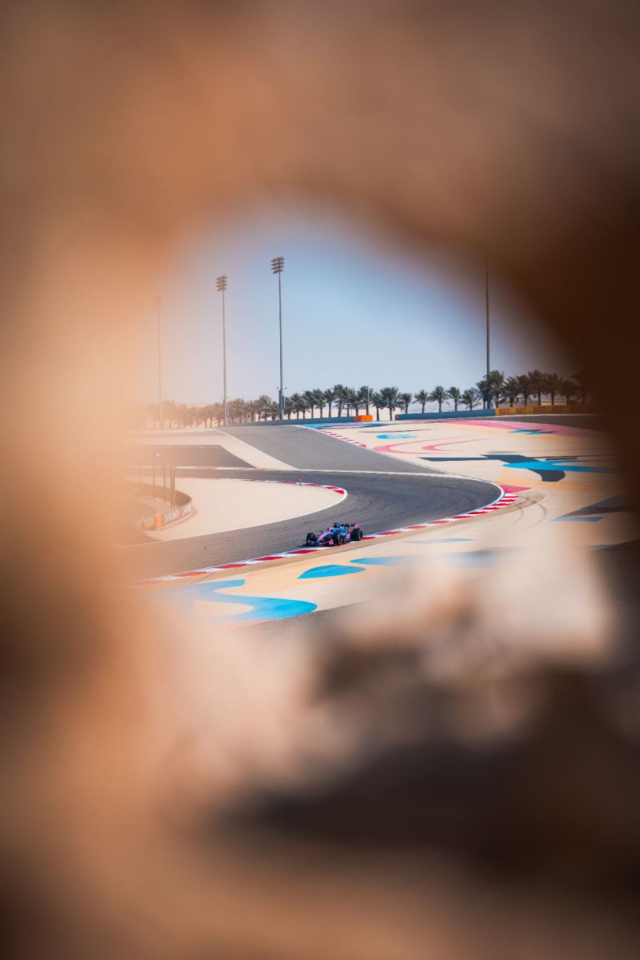 Essais de pré-saison 2026, Bahreïn : Jour 1 · Le circuit, vu à travers un trou dans le mur