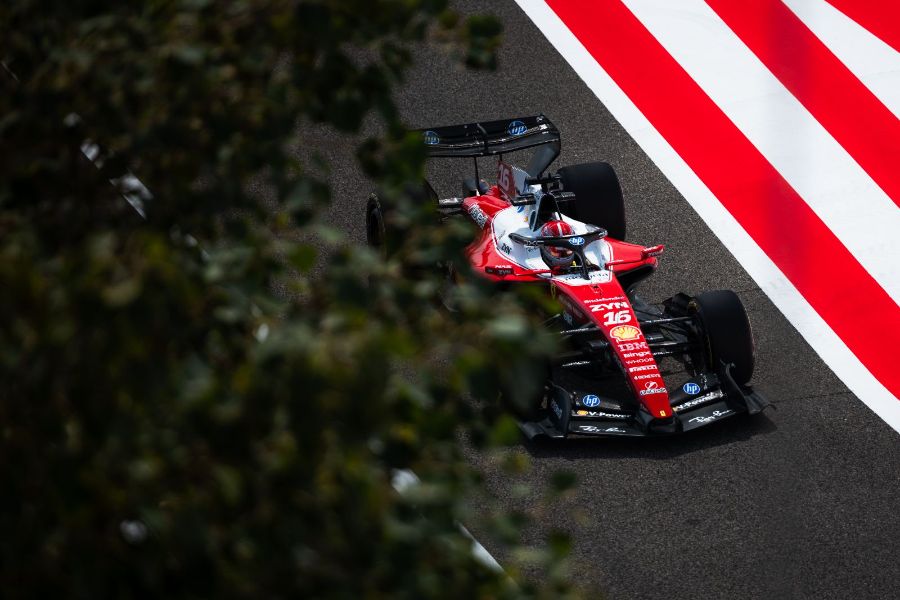 Essais de pré-saison 2026, Bahreïn : Jour 1 · Ferrari derrière les buissons, sur le vibreur