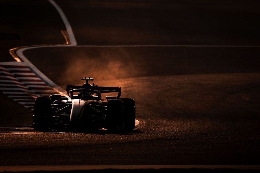 Essais de pré-saison 2026, Bahreïn : Jour 3 · Mercedes dans la poussière, dernière heure de jour
