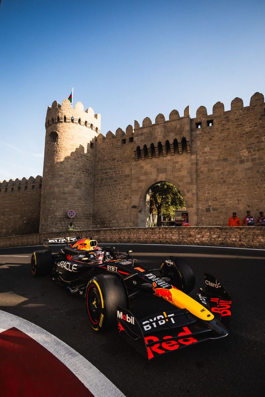 Grand Prix d'Azerbaïdjan 2024, Bakou : Vendredi · EL2 · Verstappen sous les remparts de la vieille ville