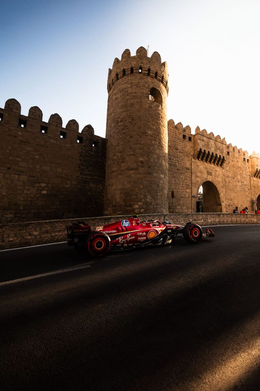 Grand Prix d'Azerbaïdjan 2024, Bakou : Vendredi · EL2 · Sainz, lumière du soir sur Icheri Sheher