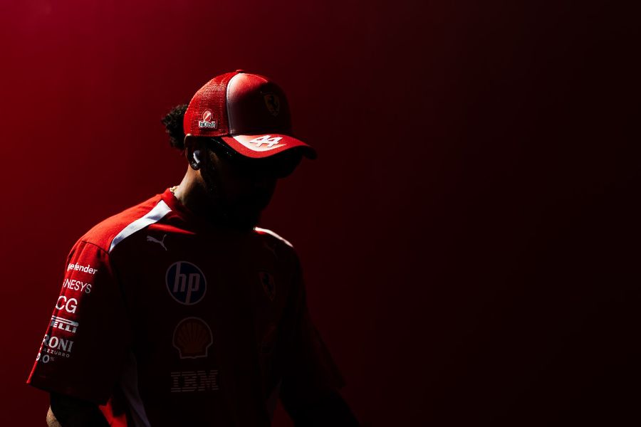 Grand Prix de Belgique 2026, Spa-Francorchamps : Jeudi · Hamilton dans l’ombre rouge du motorhome Ferrari