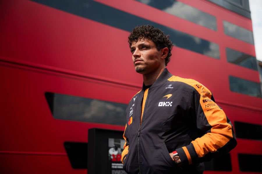Grand Prix de Belgique 2026, Spa-Francorchamps : Jeudi · Norris devant le motorhome, regard au loin