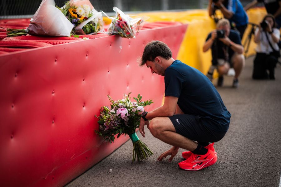 Grand Prix de Belgique 2026, Spa-Francorchamps : Jeudi · Gasly dépose un bouquet au pied du mur