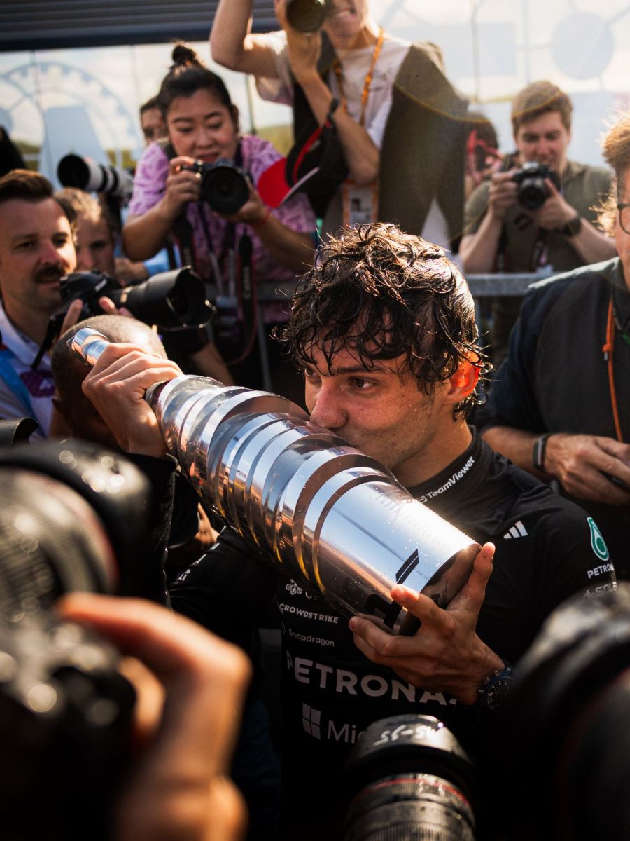 Grand Prix de Belgique 2026, Spa-Francorchamps : Dimanche · Arrivée · Le trophée embrassé, sous les objectifs