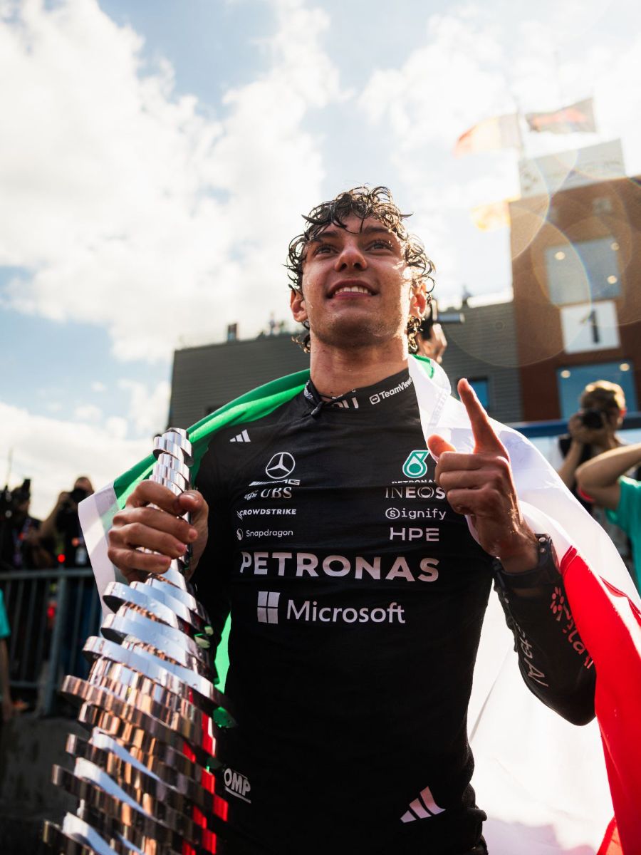 Grand Prix de Belgique 2026, Spa-Francorchamps : Dimanche · Arrivée · Drapeau italien sur les épaules, index levé