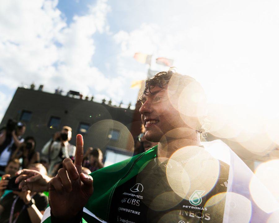 Grand Prix de Belgique 2026, Spa-Francorchamps : Dimanche · Arrivée · Antonelli à contre-jour, le soleil dans l’objectif