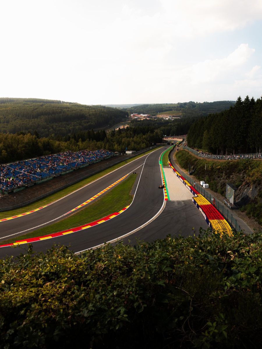 Grand Prix de Belgique 2026, Spa-Francorchamps : Jeudi · Le Raidillon vu d’en haut, la piste descend vers la Source