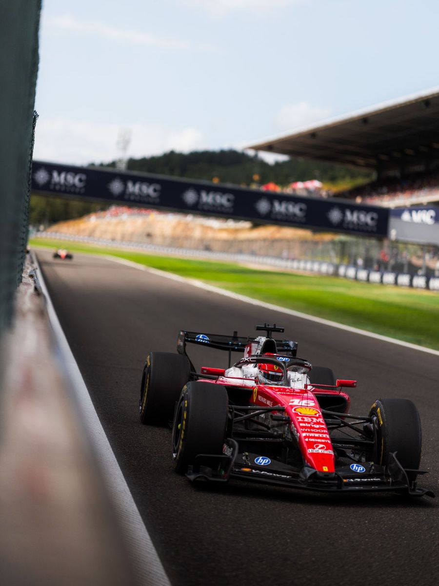 Grand Prix de Belgique 2026, Spa-Francorchamps : Dimanche · Course · Leclerc dans la ligne droite, derrière le grillage