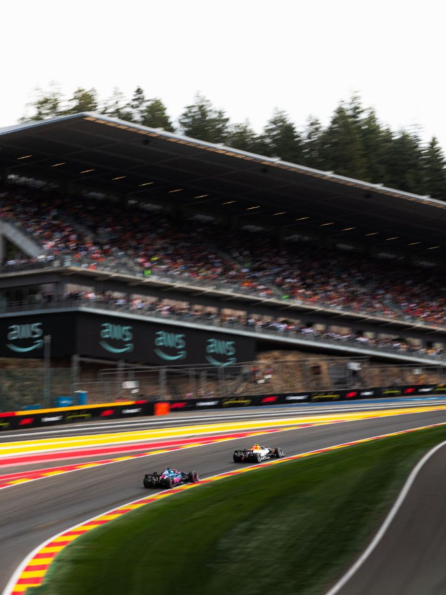 Grand Prix de Belgique 2026, Spa-Francorchamps : Dimanche · Course · Deux voitures devant la grande tribune