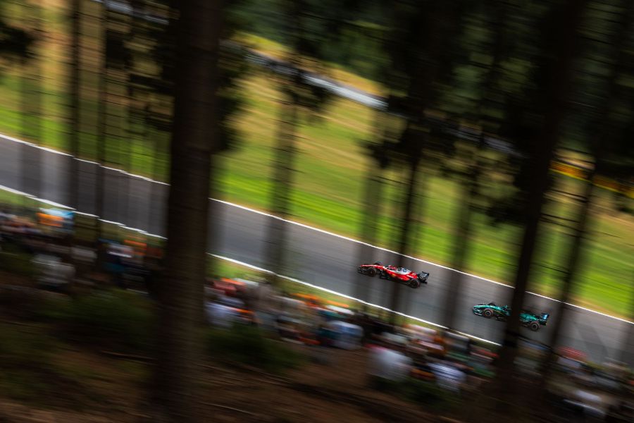 Grand Prix de Belgique 2026, Spa-Francorchamps : Vendredi · EL2 · Leclerc et Alonso à travers les sapins, filé