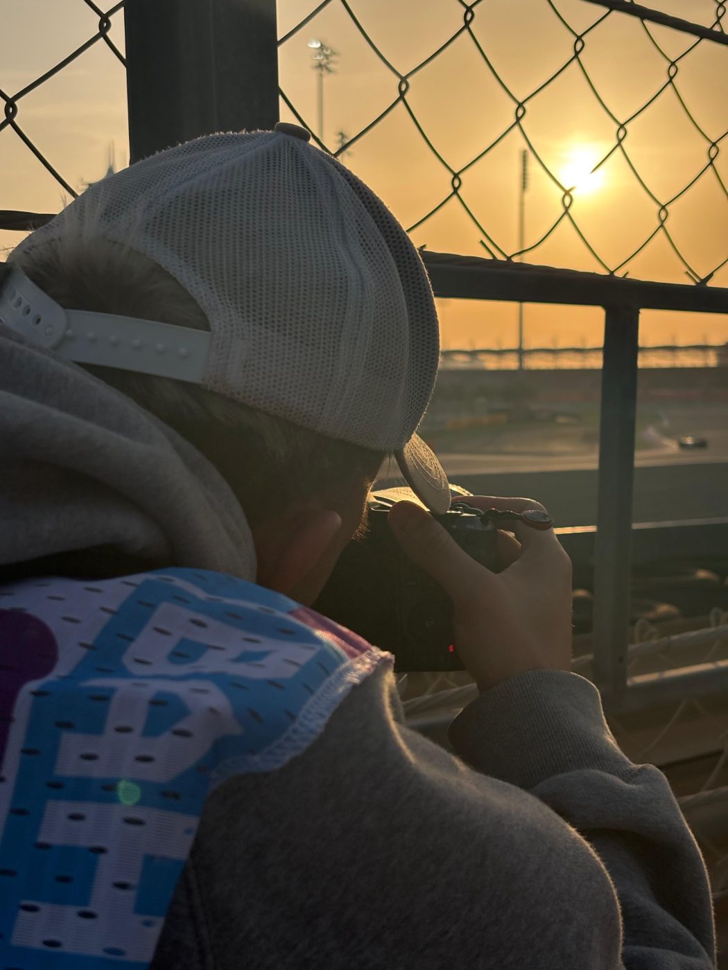Prise de vue à travers le grillage au coucher du soleil, Bahreïn
