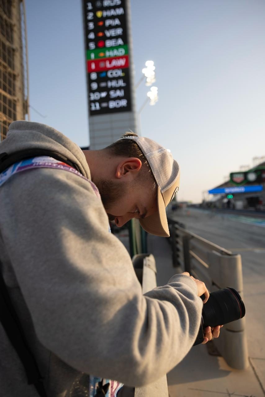 Vérification des images dans la pit lane, Bahreïn