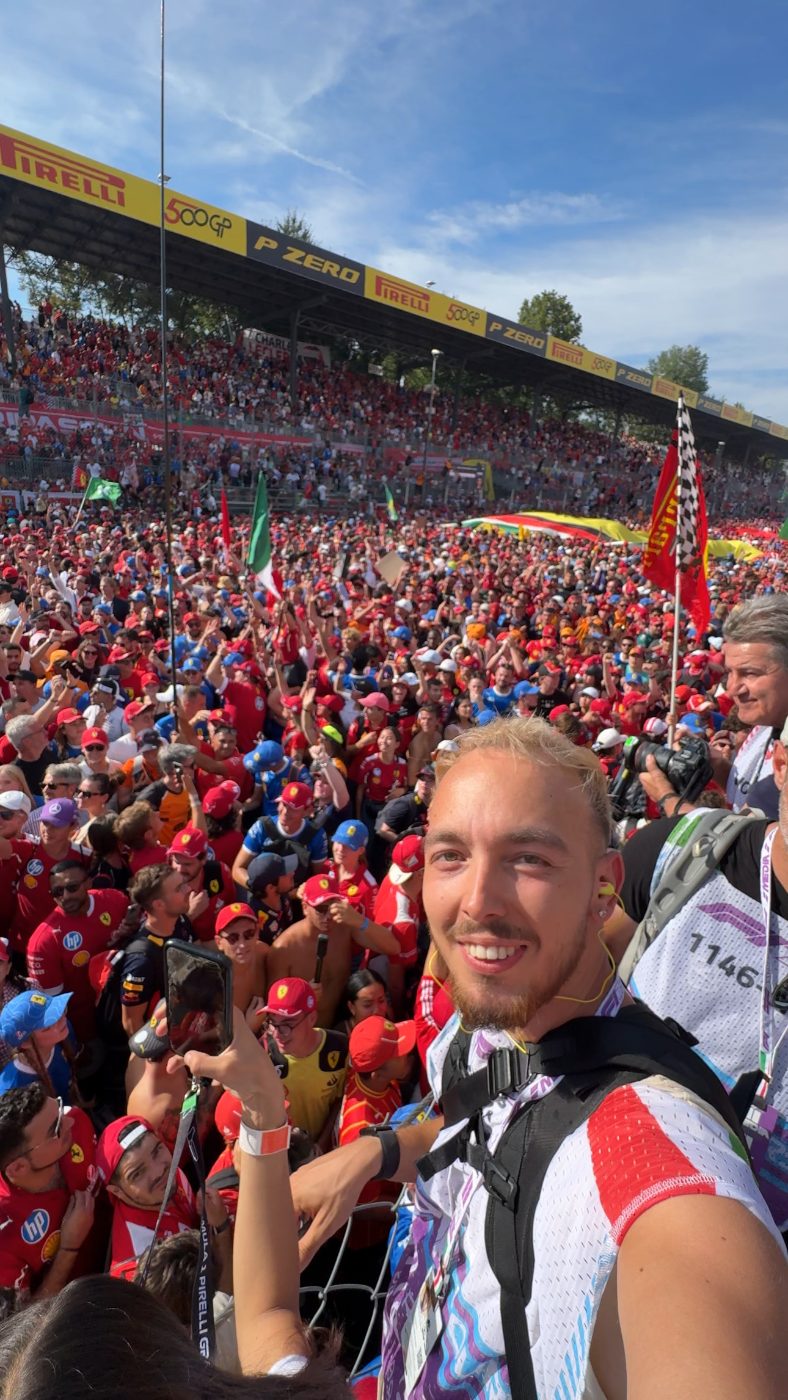 Selfie devant la foule sous le podium de Monza