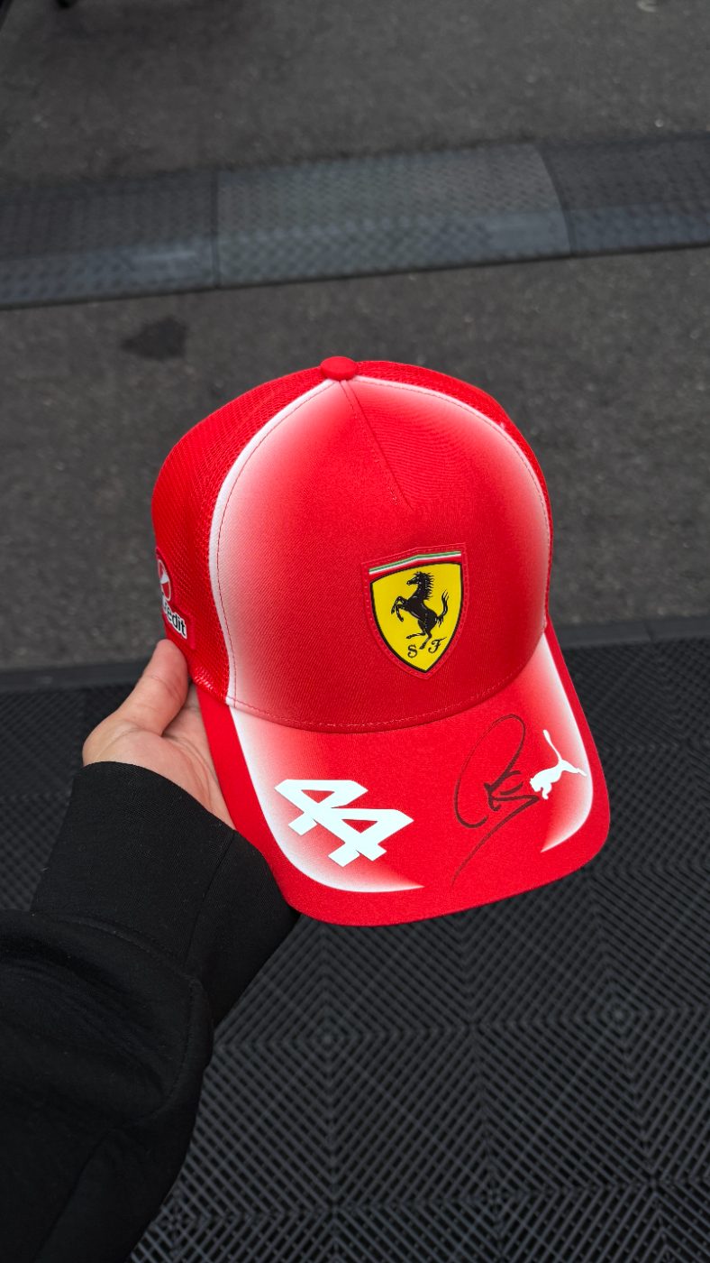 La casquette signée