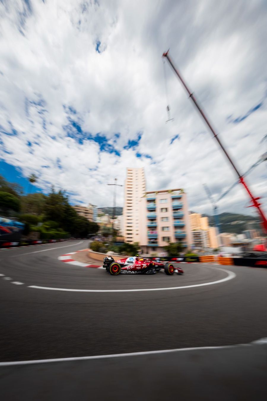 Grand Prix de Monaco 2025 : Vendredi · EL1 · Hamilton dans l’épingle du Fairmont, sous la grue