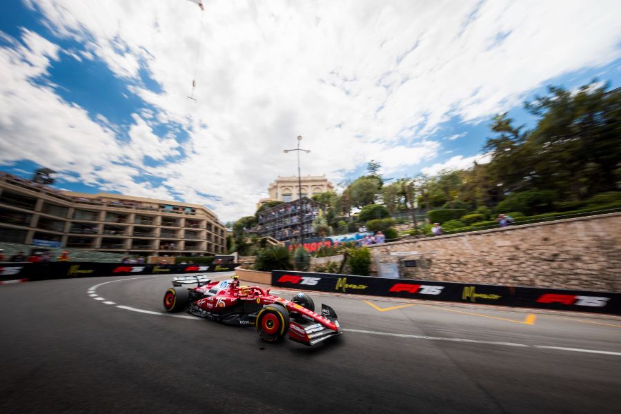 Grand Prix de Monaco 2025 : Vendredi · EL1 · Hamilton à la sortie de la Rascasse, l’Hôtel de Paris au loin