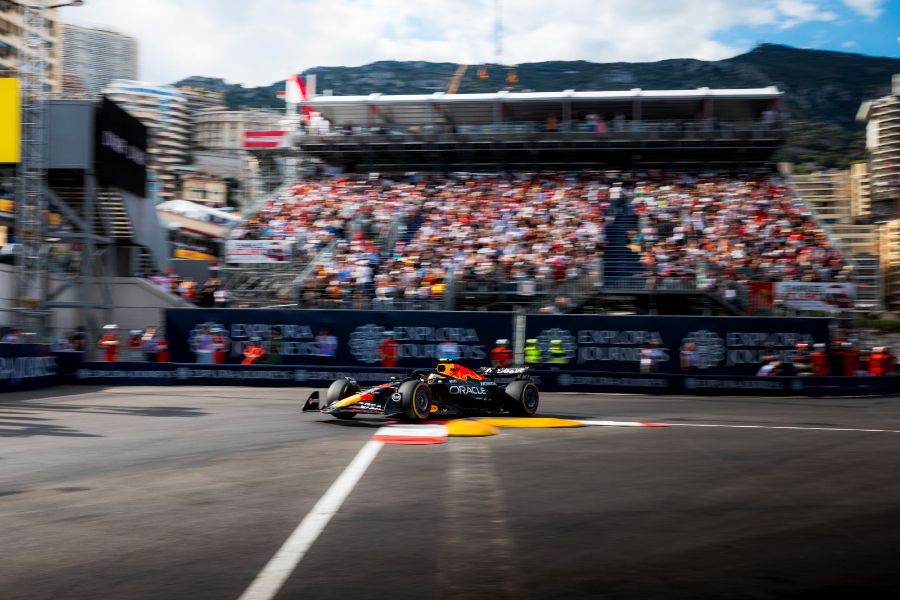 Grand Prix de Monaco 2025 : Dimanche · Course · Red Bull devant les tribunes du port