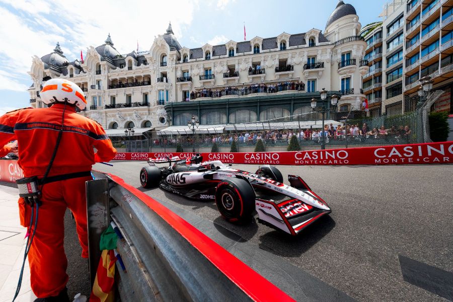 Grand Prix de Monaco 2025 : Samedi · EL3 · Haas devant le Casino de Monte-Carlo, le commissaire au premier plan