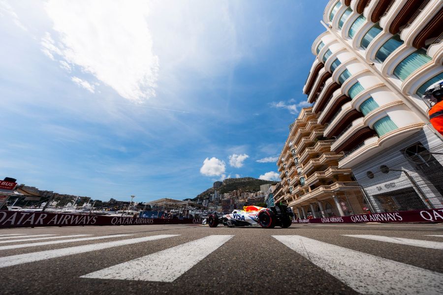 Grand Prix de Monaco 2025 : Samedi · EL3 · Racing Bulls au ras du passage piéton, quai Kennedy