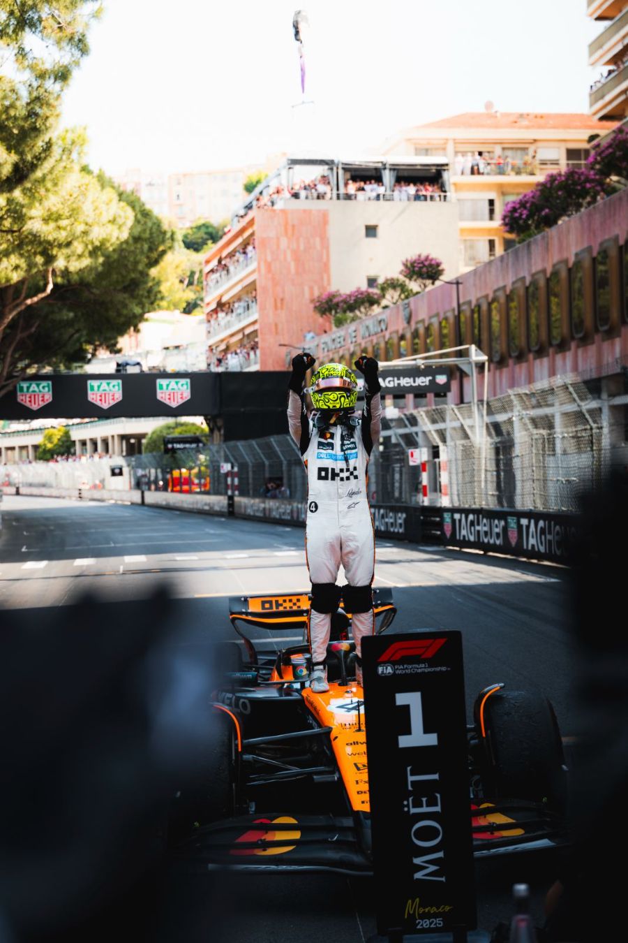Grand Prix de Monaco 2025 : Dimanche · Arrivée · Norris debout sur sa McLaren, vainqueur à Monaco