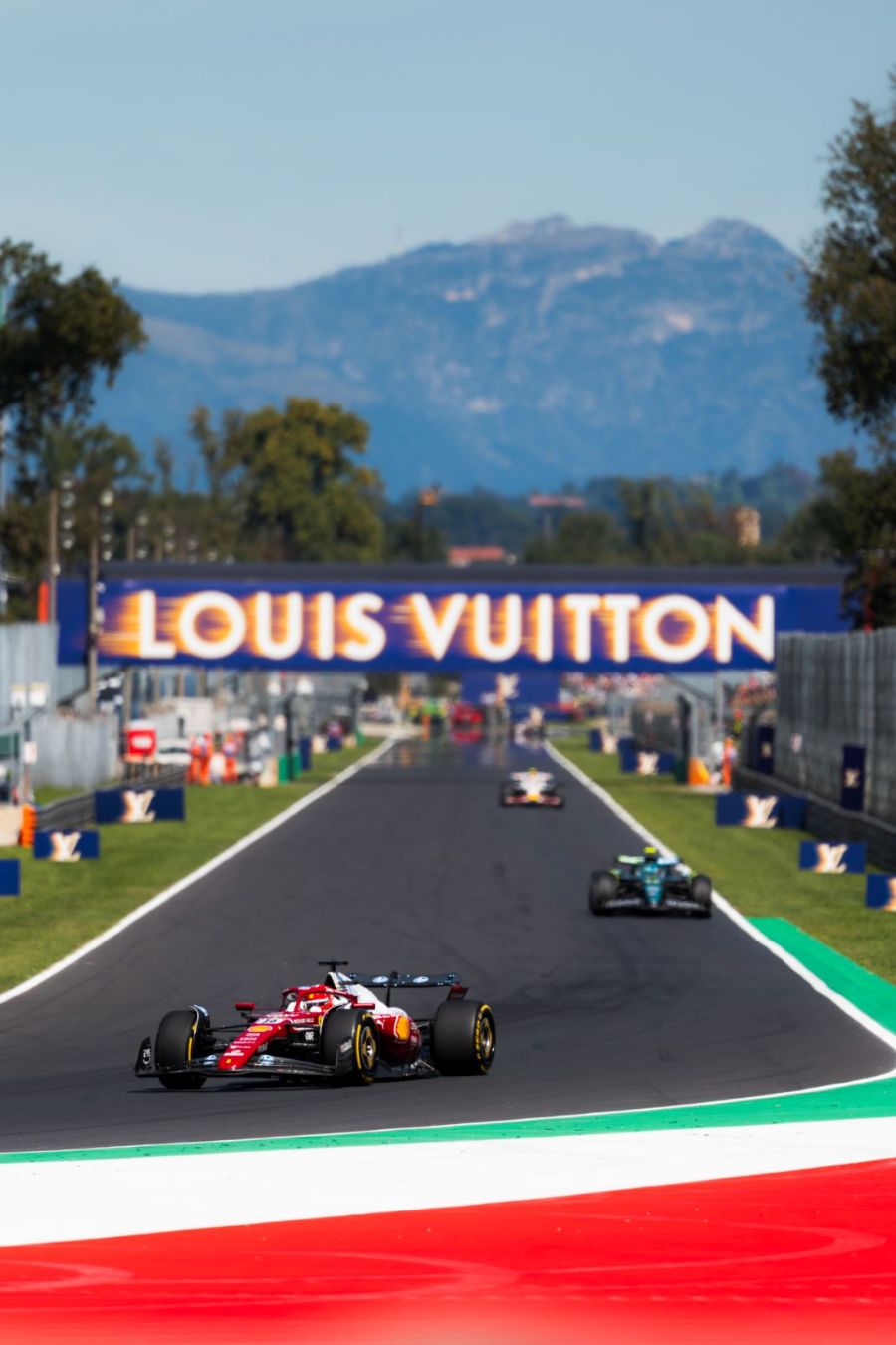 Grand Prix d'Italie 2025, Monza : Vendredi · EL1 · Leclerc sous le pont Louis Vuitton, les Alpes en fond