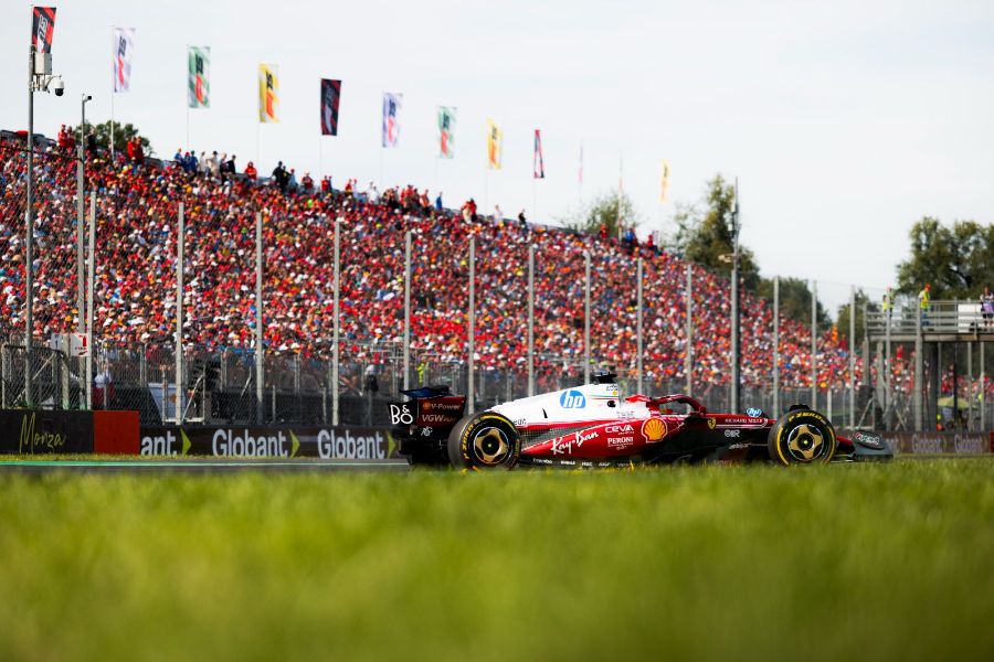 Grand Prix d'Italie 2025, Monza : Samedi · Qualifications · Hamilton en livrée spéciale devant la tribune pleine