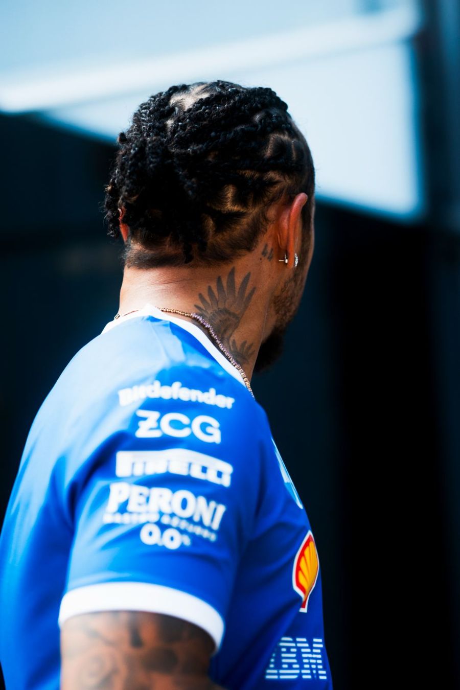 Grand Prix d'Italie 2025, Monza : Dimanche · Paddock · Hamilton, de dos, bleu Monza