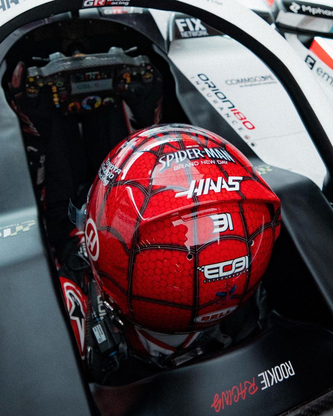 Le casque de dos, posé sur le siège