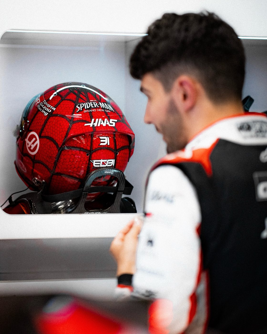 Esteban Ocon regarde son casque posé sur l’étagère