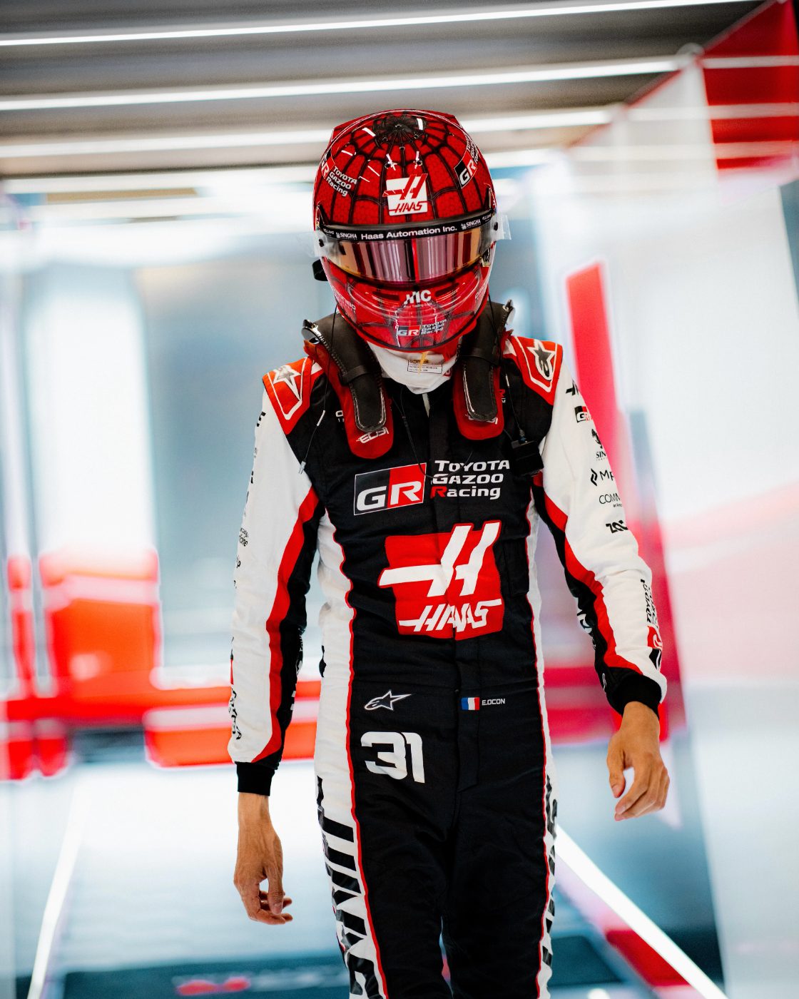 Esteban Ocon traverse le garage