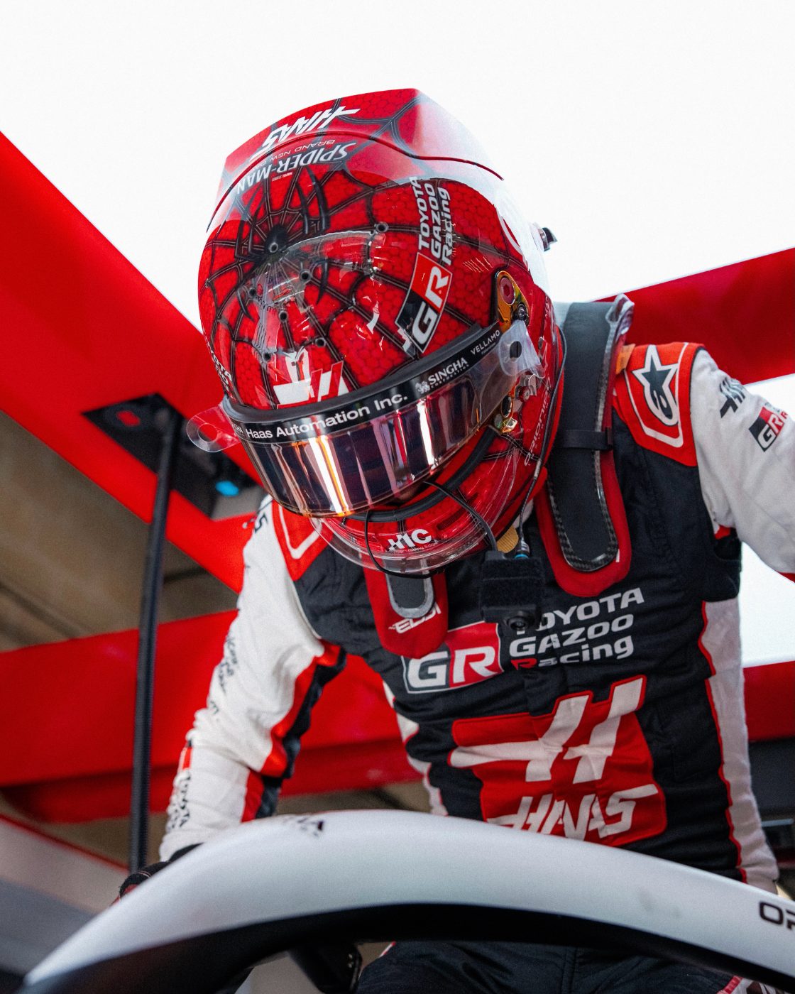 Esteban Ocon monte dans la voiture