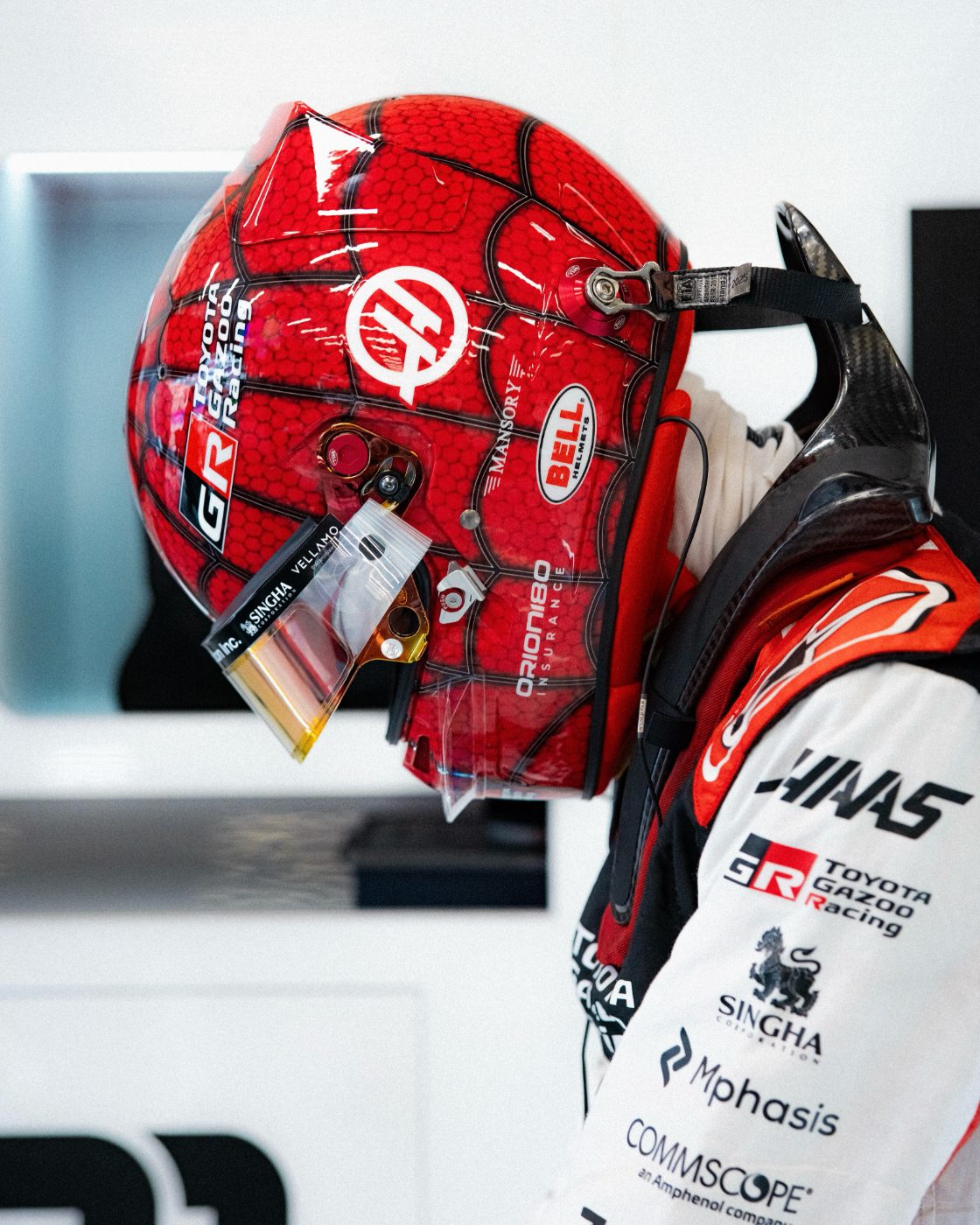 Le casque de profil, visière relevée